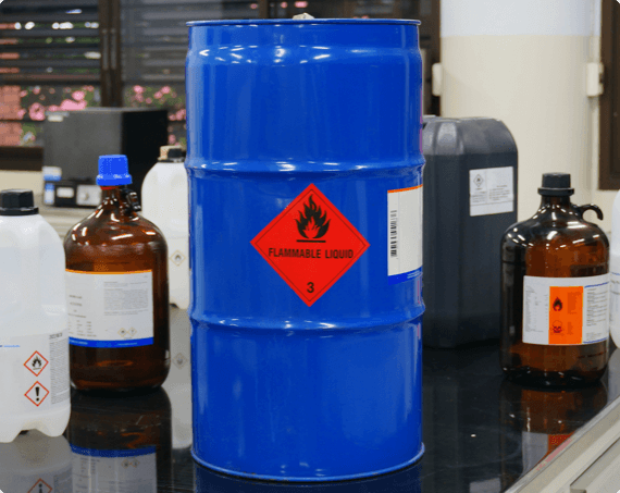 WHIMS (New)- french img 1 A barrel of flammable liquid is labelled according to WHIMIS standards