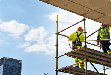 Two employees confidently working at heights thanks to the scaffold awareness course