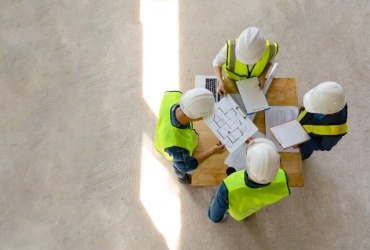 A health and safety representative discusses safety with an employee